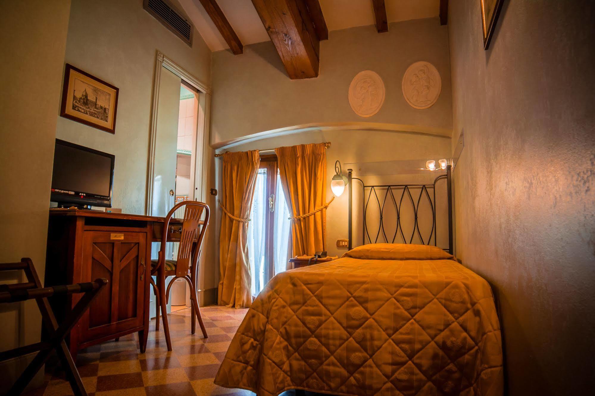 Hotel Della Robbia ฟลอเรนซ์ ภายนอก รูปภาพ